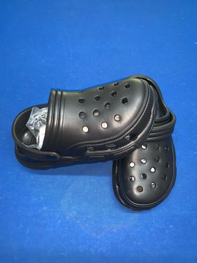 2 Crocs negras