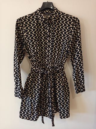 Vestido camisero negro y beige, estampado ondas.