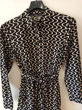 Vestido camisero negro y beige, estampado ondas.