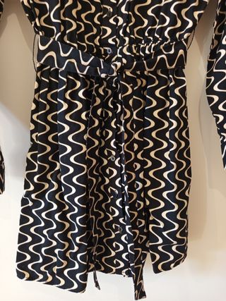 Vestido camisero negro y beige, estampado ondas.