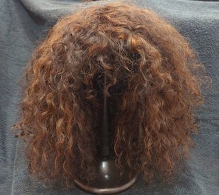 Peluca natural rizada marrón-anaranjado.