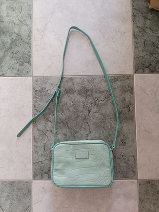 Bolso bandolera verde azulado.