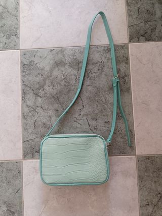 Bolso bandolera verde azulado.