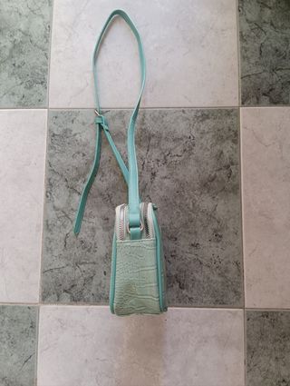 Bolso bandolera verde azulado.