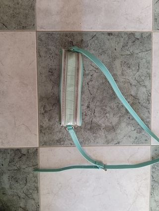 Bolso bandolera verde azulado.