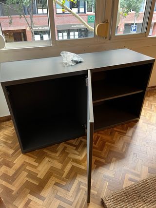 Aparador Bestå IKEA gris mueble almacenaje 