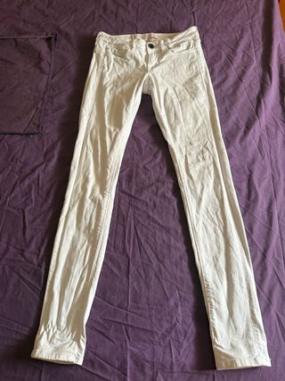 Pantalones vaqueros blancos marca Guess talla 26