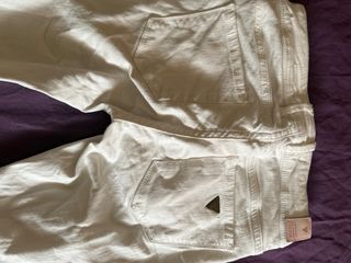 Pantalones vaqueros blancos marca Guess talla 26
