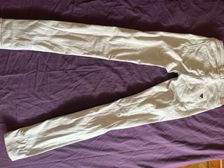 Pantalones vaqueros blancos marca Guess talla 26