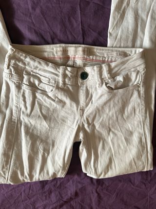 Pantalones vaqueros blancos marca Guess talla 26