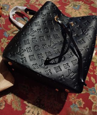 Bolso negro a lo Louis Vuitton