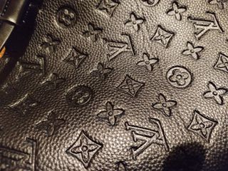 Bolso negro a lo Louis Vuitton