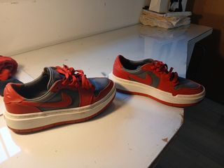Zapatillas Nike Jordan rojas y grises