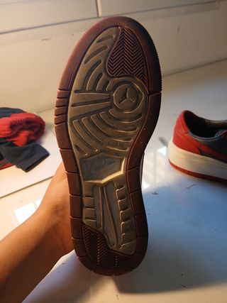 Zapatillas Nike Jordan rojas y grises