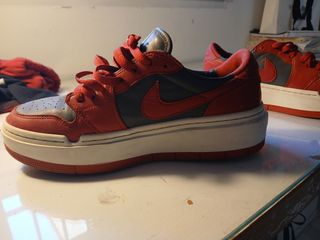 Zapatillas Nike Jordan rojas y grises
