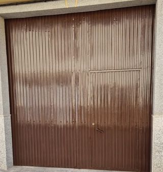Puertas garaje metálicas marrones