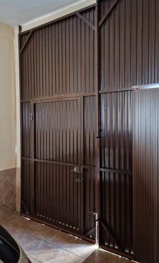 Puertas garaje metálicas marrones