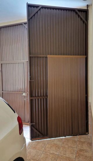 Puertas garaje metálicas marrones