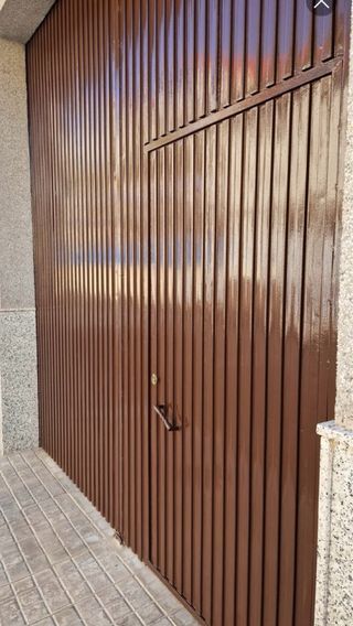 Puertas garaje metálicas marrones