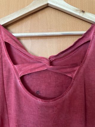 Camiseta roja efecto vintage desgastado 
