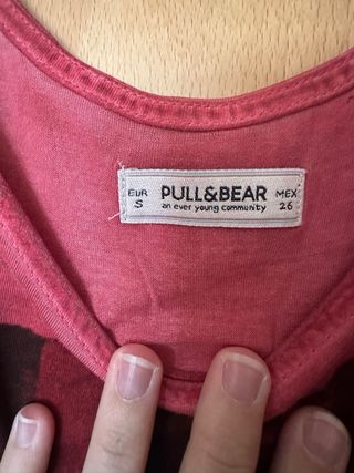 Camiseta roja efecto vintage desgastado 