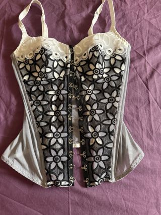 Corset lencería gris y blanco