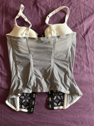 Corset lencería gris y blanco