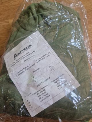 Lote ropa militar: 2 forros. Cuello cisne