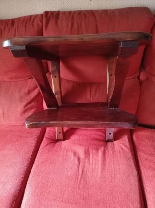Estantería de madera marrón