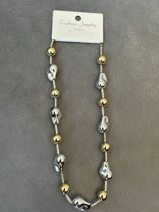Collar dorado y plateado