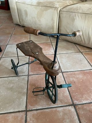 Triciclo antiguo de madera