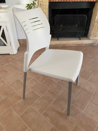 Silla blanca y gris - Comedor