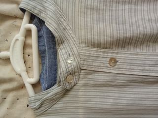 Camisa rayada beige y gris verdoso