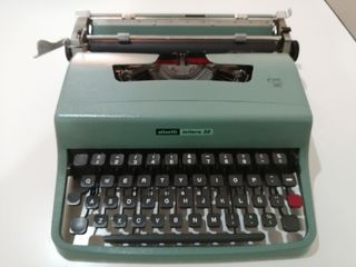 Máquina escribir antigua Olivetti Lettera 32





