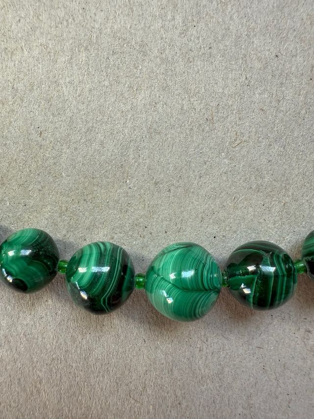 Collar, brazalete, cruces y colgante Malaquita