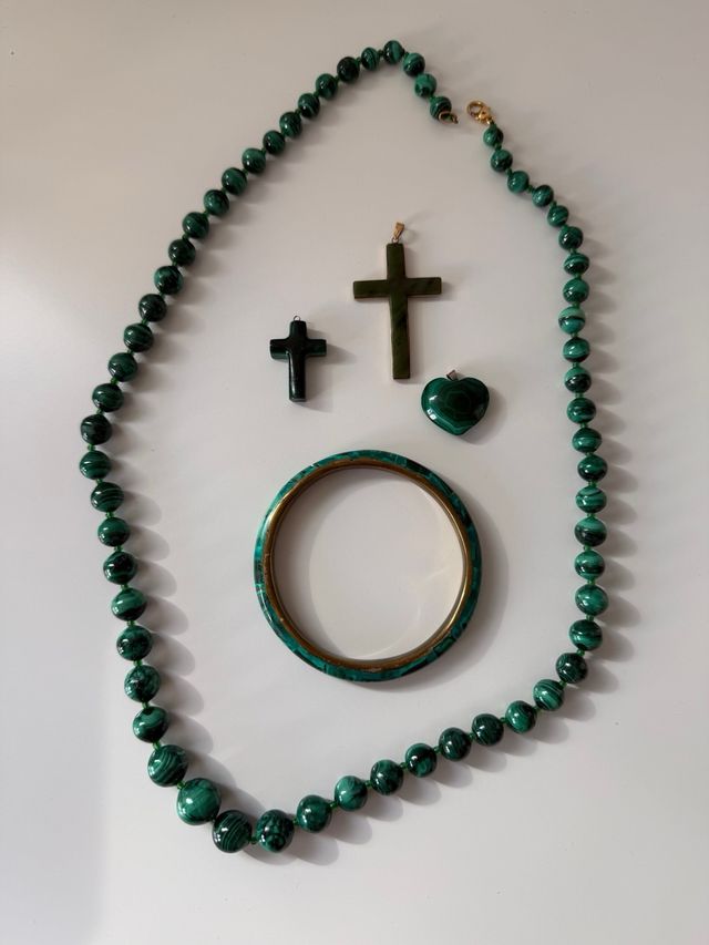 Collar, brazalete, cruces y colgante Malaquita