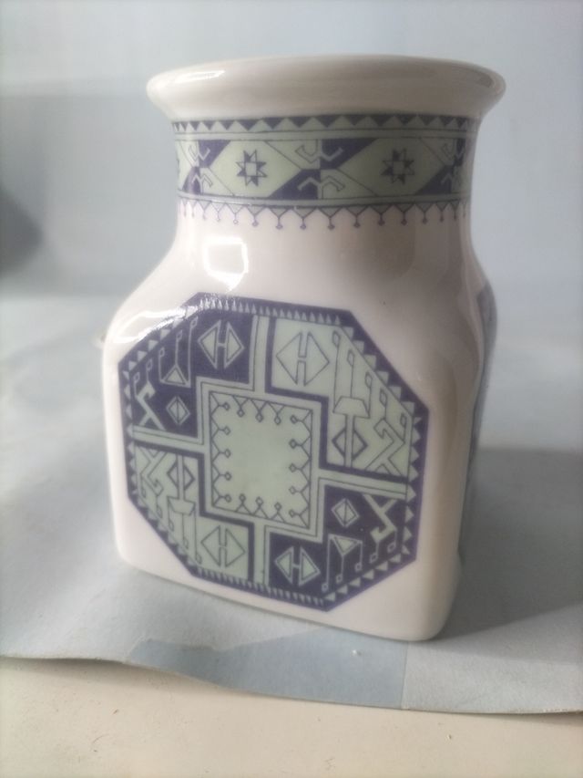 Vaso e piatto in porcellana blu-bianca