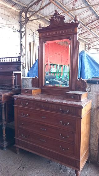 Antiguo tocador de madera