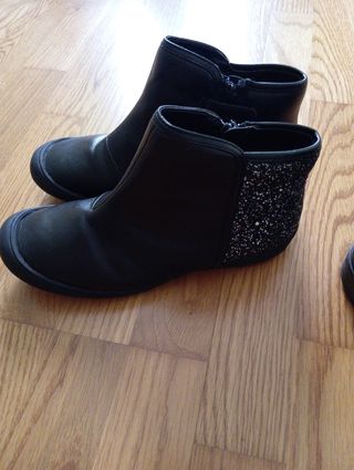 Botines negros talla 36 .  2 pares. Nuevos.