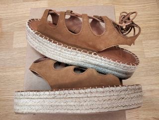 Sandalias planas marrones de esparto
