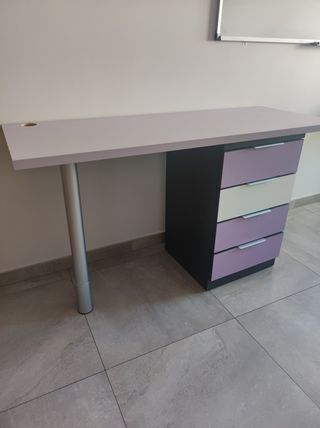Escritorio morado con cajones