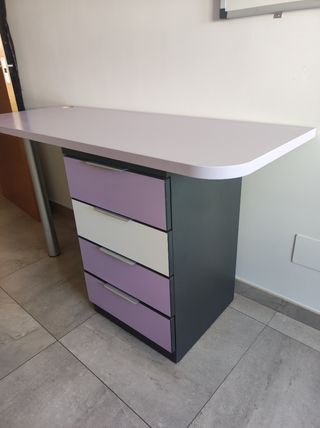 Escritorio morado con cajones