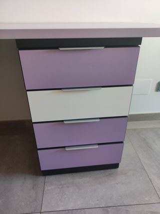 Escritorio morado con cajones