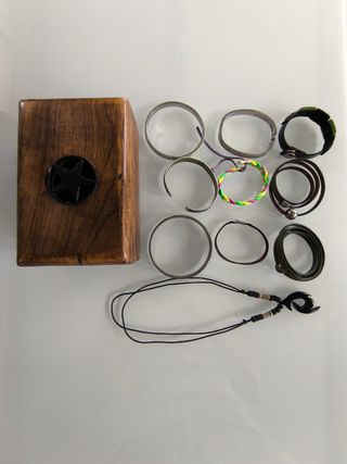 ♦️Caja madera + 9 pulseras + 1 colgante 