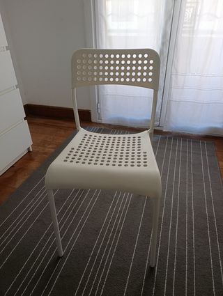 Silla Ikea blanca de plástico
