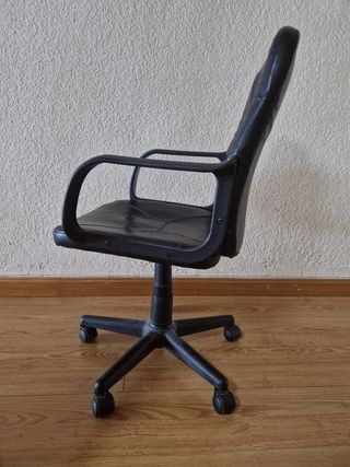 Sillón oficina giratoria negra c/ruedas
