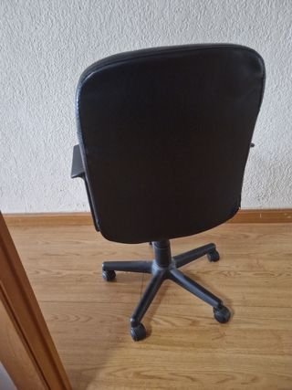 Sillón oficina giratoria negra c/ruedas
