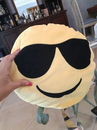Cuscino Peluche Emoji Sorridente
