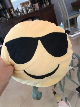 Cuscino Peluche Emoji Sorridente