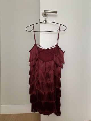 Vestido flecos burdeos (BERSHKA)